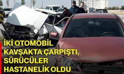 İki otomobil kavşakta çarpıştı, sürücüler hastanelik oldu