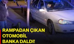 Rampadan çıkan otomobil banka daldı!