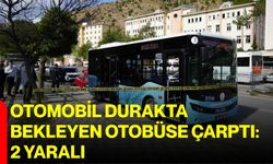 Otomobil durakta bekleyen otobüse çarptı: 2 yaralı