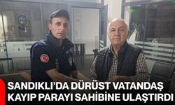Sandıklı’da dürüst vatandaş kayıp parayı sahibine ulaştırdı