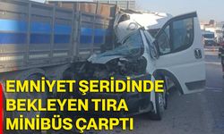 Emniyet şeridinde bekleyen tıra minibüs çarptı
