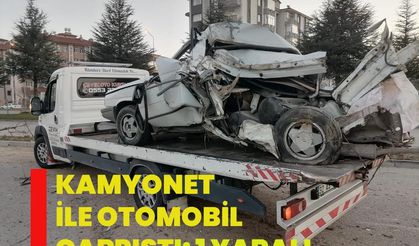 Kamyonet ile otomobil çarpıştı: 1 yaralı