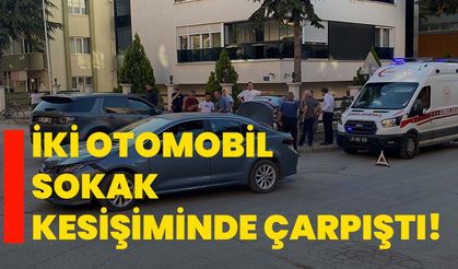 İki otomobil sokak kesişiminde çarpıştı!