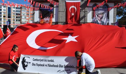 “ZAFERİN ŞEHRİNDE 102 YILLIK CUMHURİYET AŞKI: 7’DEN 70’E BAYRAKLARLA TEK YÜREK!”