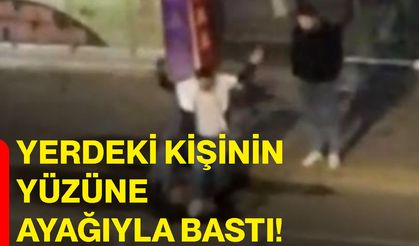 Yerdeki kişinin yüzüne ayağıyla bastı!