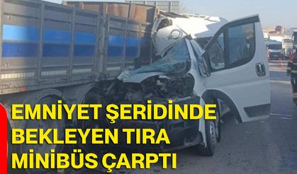 Emniyet şeridinde bekleyen tıra minibüs çarptı