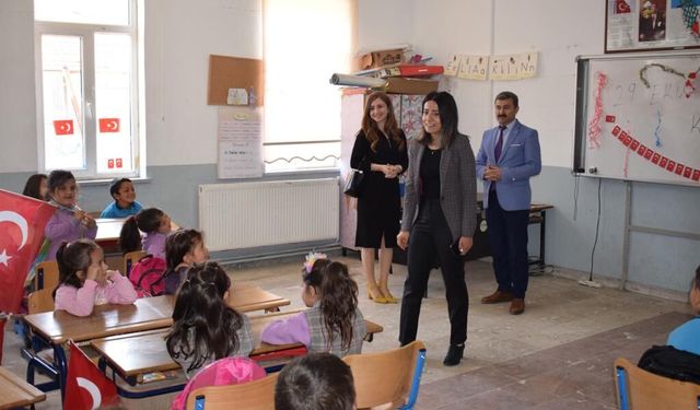 İscehisar Kaymakamı Özlem Kılıçtürk, Olukpınar Köyünde kitap dağıtımına katıldı!