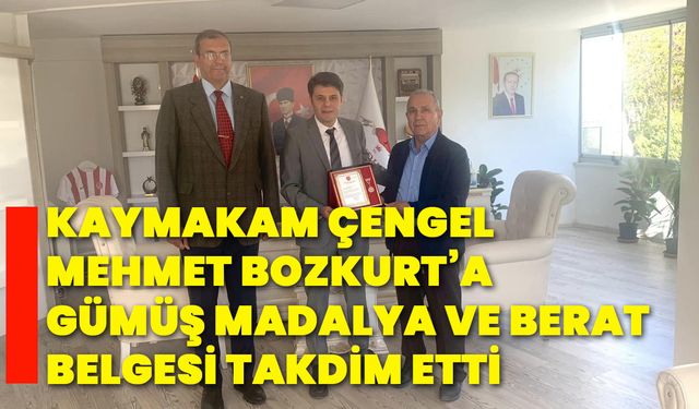 Kaymakam Çengel, Mehmet Bozkurt’a gümüş madalya ve berat belgesi takdim etti