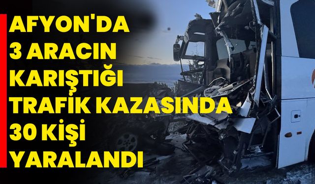 AFYONKARAHİSAR'DA 3 ARACIN KARIŞTIĞI TRAFİK KAZASINDA 30 KİŞİ YARALANDI