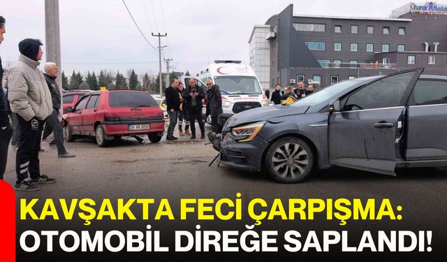Kavşakta Feci Çarpışma: Otomobil Direğe Saplandı!