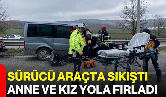Sürücü Araçta Sıkıştı, Anne ve Kız Yola Fırladı
