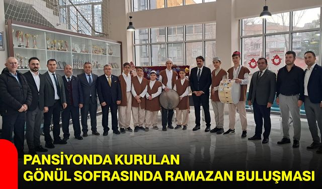 Pansiyonda Kurulan Gönül Sofrasında Ramazan Buluşması