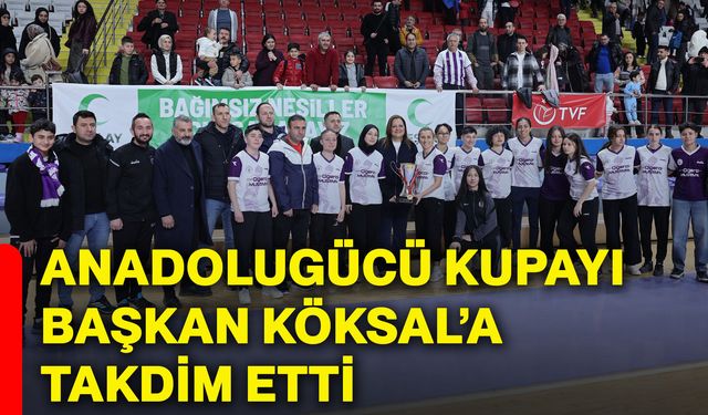 Anadolugücü kupayı Başkan Köksal’a takdim etti