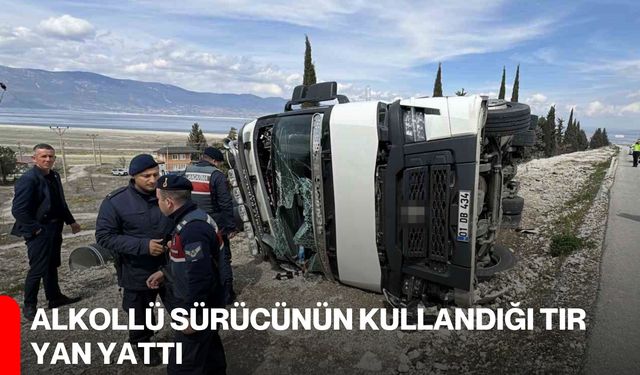 Alkollü sürücünün kullandığı tır yan yattı