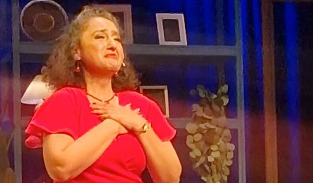 Beşiktaş’ta Gözyaşları ve Kahkaha Bir Arada: Ecem Erkek Tek Kişilik Oyunda Büyüledi