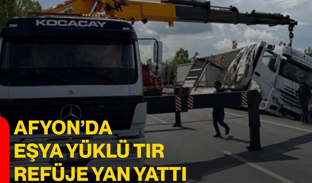 Afyon’da eşya yüklü tır refüje yan yattı