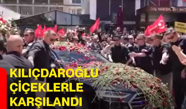 Kılıçdaroğlu Genel Merkez'de Çiçeklerle Karşılandı
