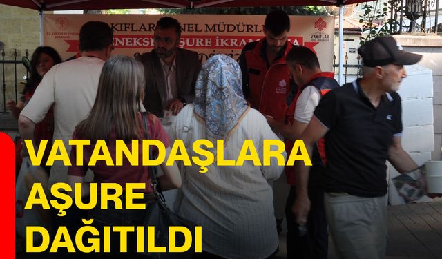 Vatandaşlara aşure dağıtıldı