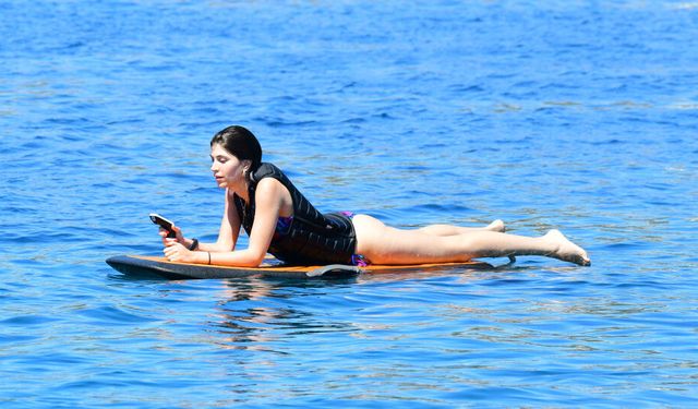 Beyza Gümülcine Yalıkavak’ta su sporlarıyla dikkat çekti