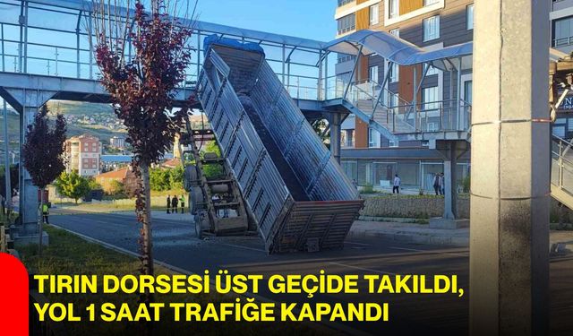 Tırın dorsesi üst geçide takıldı, yol 1 saat trafiğe kapandı