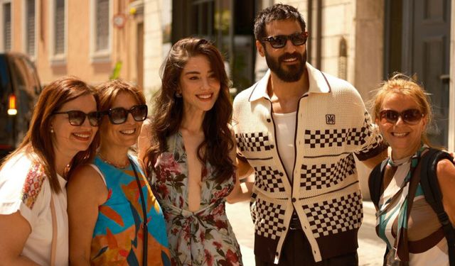 Özge Gürel ile Serkan Çayoğlu'na İtalya'da yoğun ilgi