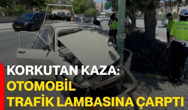 Korkutan kaza: Otomobil trafik lambasına çarptı