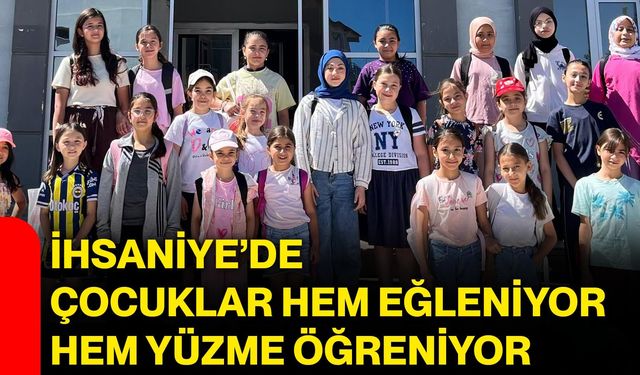 İhsaniye’de çocuklar hem eğleniyor hem yüzme öğreniyor