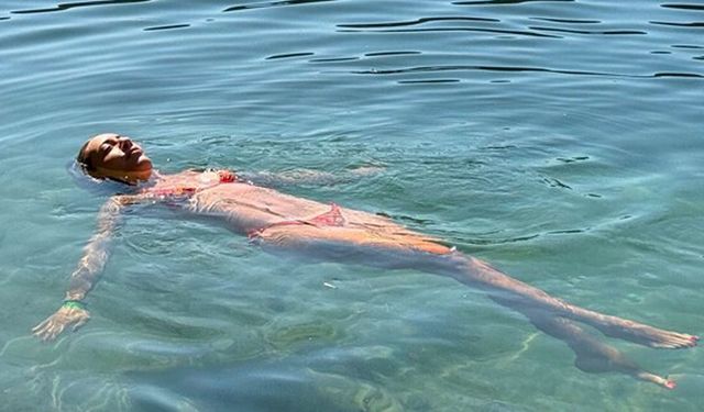Sinem Kobal'ın tatil pozlarına beğeni yağdı!
