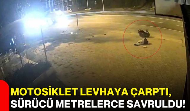 Motosiklet levhaya çarptı, sürücü metrelerce savruldu!