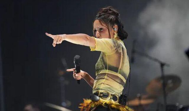 Zeynep Bastık, konserinde çıkan kavgaya tepki gösterdi: “Ayıptır ya!”