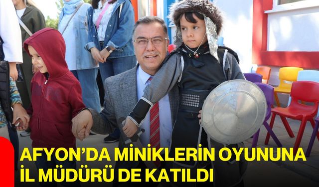 Afyon’da miniklerin oyununa il müdürü de katıldı