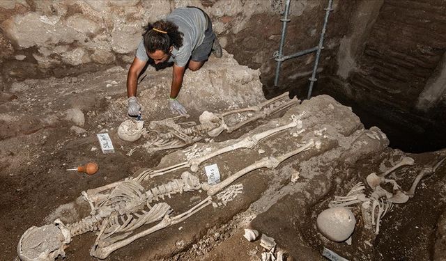 Surlarda çok sayıda mezar ve insan iskeleti bulundu 