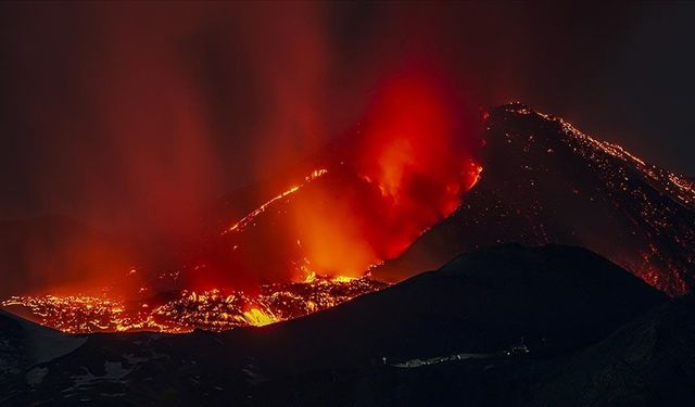 Etna Yanardağı'nda patlama oldu!