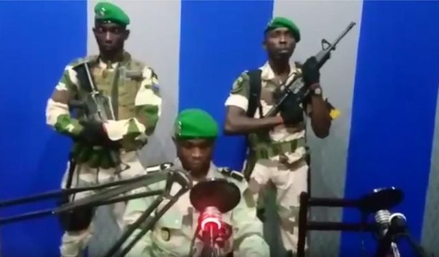 Gabon'da, askerler yönetimi ele geçirdiğini duyurdu