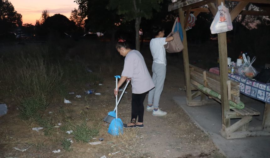  Evlerinden getirdikleri süpürge ve küreklerle temizlik yaptılar