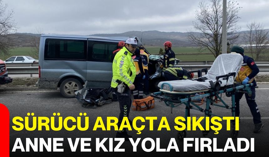 Sürücü Araçta Sıkıştı, Anne ve Kız Yola Fırladı