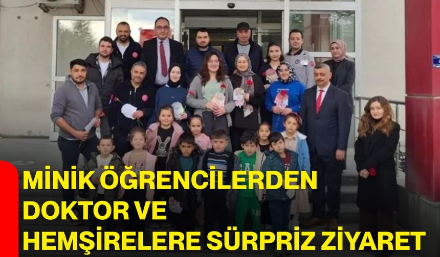 Minik Öğrencilerden Doktor ve Hemşirelere Sürpriz Ziyaret