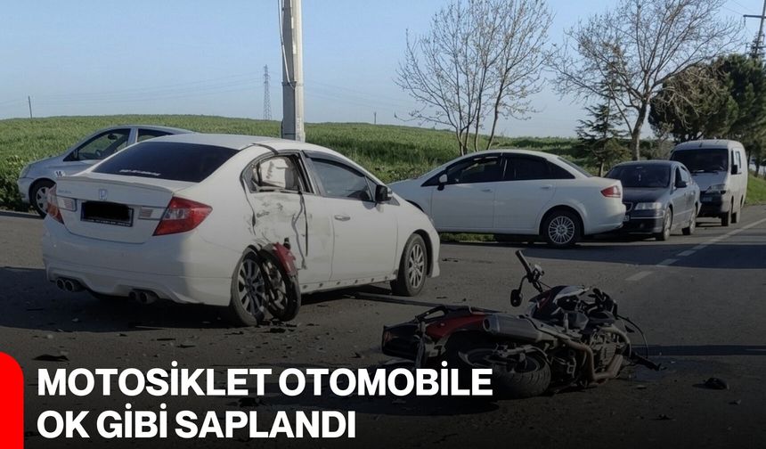 Motosiklet otomobile ok gibi saplandı