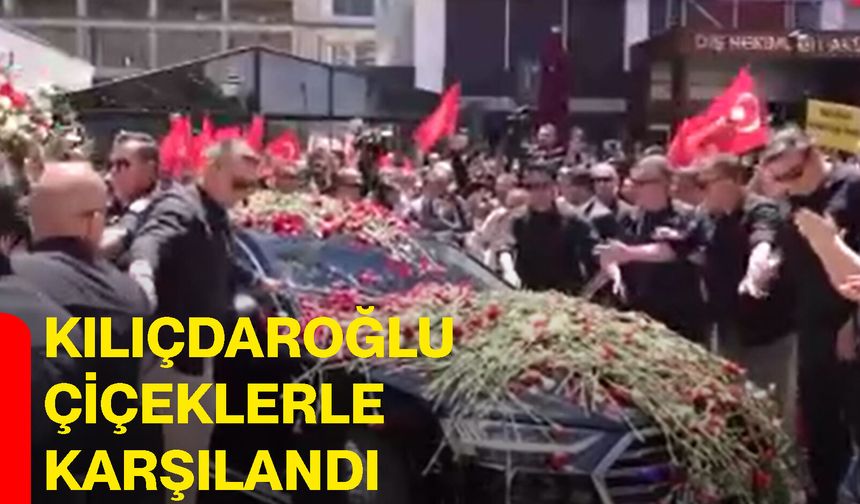 Kılıçdaroğlu Genel Merkez'de Çiçeklerle Karşılandı