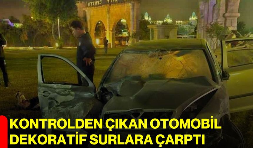 Kontrolden çıkan otomobil dekoratif surlara çarptı