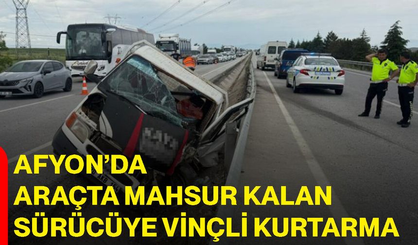 Afyon’da araçta mahsur kalan sürücüye vinçli kurtarma