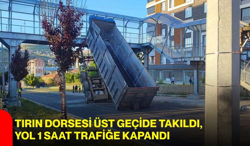 Tırın dorsesi üst geçide takıldı, yol 1 saat trafiğe kapandı