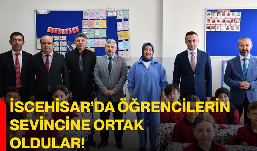 İscehisar’da öğrencilerin sevincine ortak oldular!