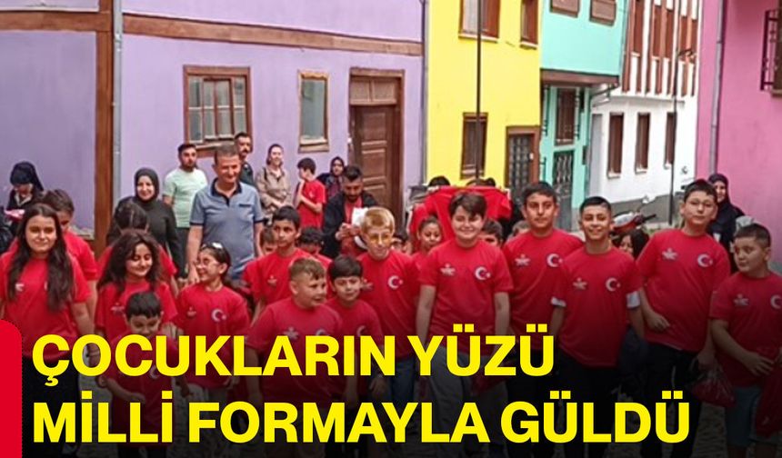 Çocukların yüzü milli formayla güldü