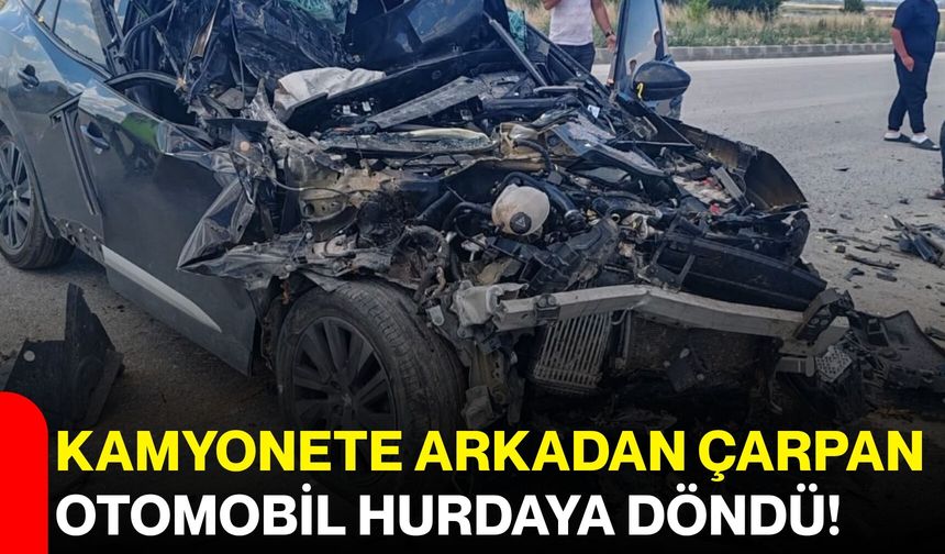 Kamyonete arkadan çarpan otomobil hurdaya döndü!
