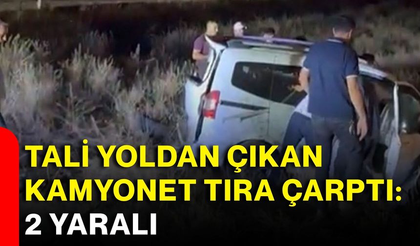 Tali yoldan çıkan kamyonet tıra çarptı: 2 yaralı