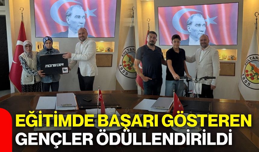 Eğitimde başarı gösteren gençler ödüllendirildi