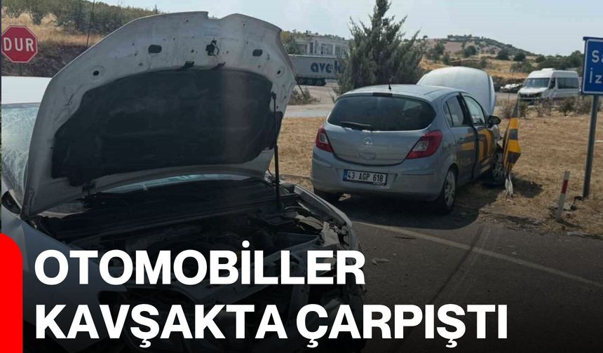 Otomobiller kavşakta çarpıştı