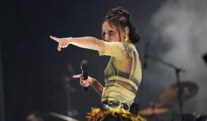 Zeynep Bastık, konserinde çıkan kavgaya tepki gösterdi: “Ayıptır ya!”