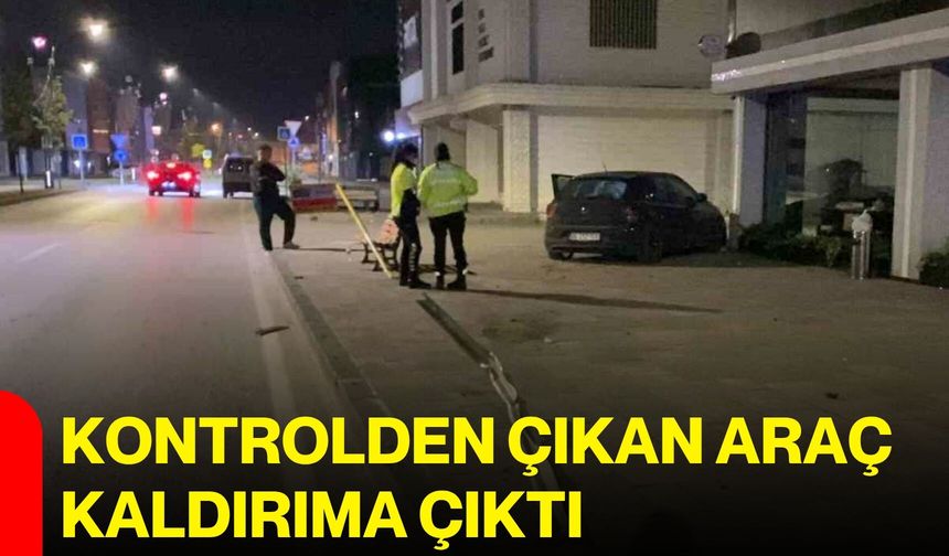 Kontrolden çıkan araç kaldırıma çıktı